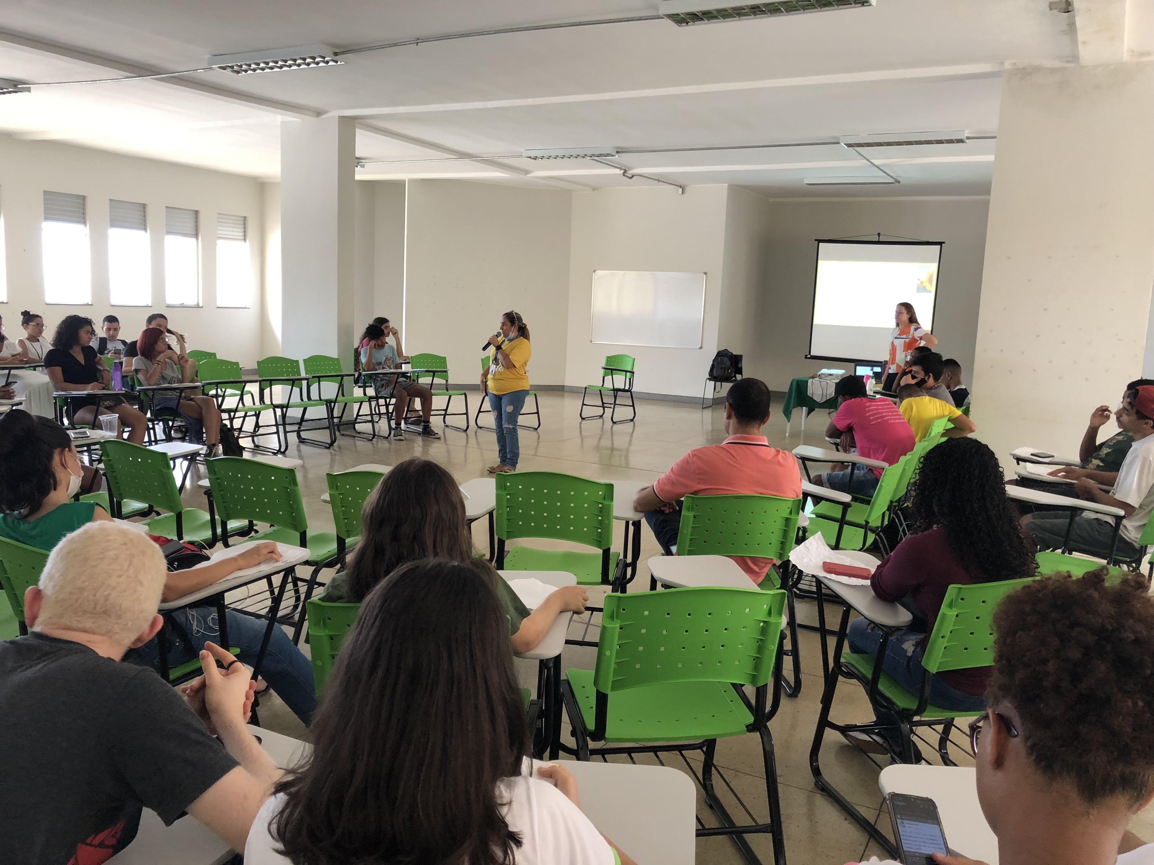 A roda de conversa ocorreu no Salão de eventos com os estudantes do Ensino Médio A roda de conversa ocorreu no Salão de eventos com os estudantes do Ensino Médio